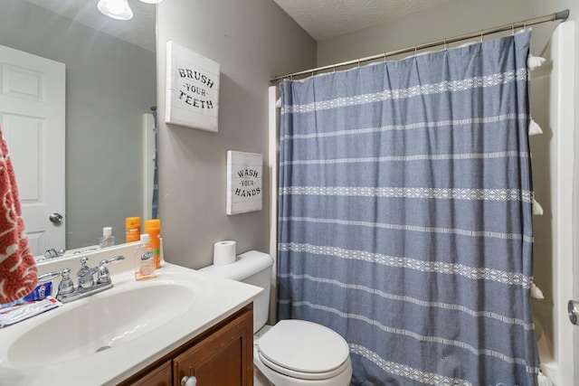 full bathroom featuring toilet, a shower with shower curtain, and vanity