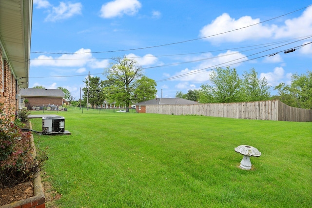 136 Pin Oak Dr, Lancaster, KY 40444 - view of yard featuring fence and central AC