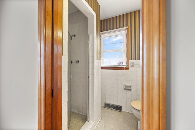 136 Pin Oak Dr, Lancaster, KY 40444 - full bath with tile walls, toilet, wainscoting, and a stall shower
