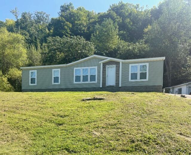 manufactured / mobile home with a front lawn
