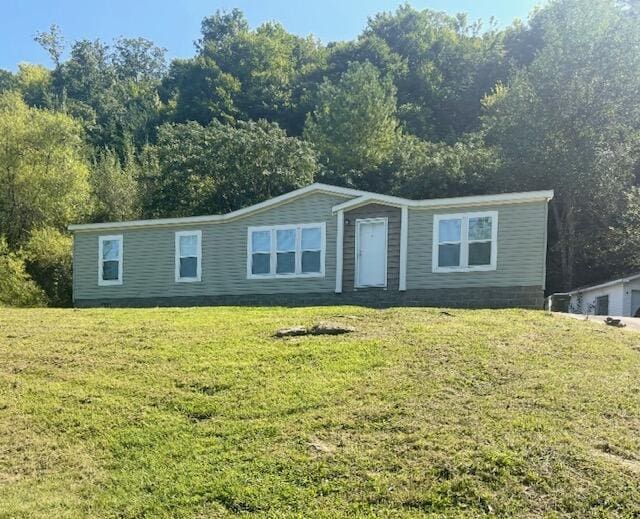 manufactured / mobile home with a front lawn