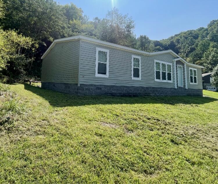 view of front of property featuring a front lawn