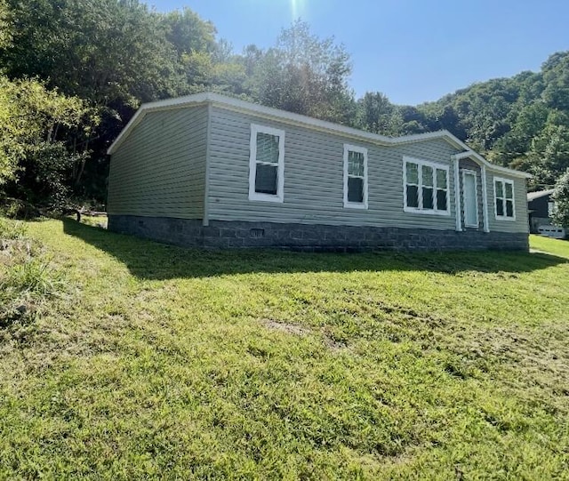 view of front of property featuring a front lawn