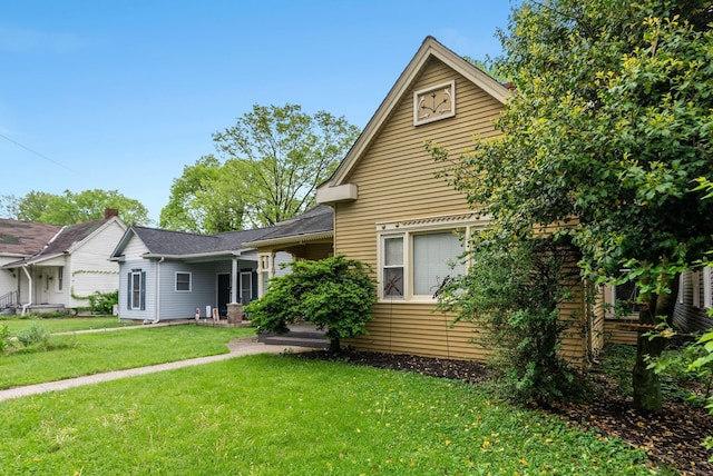 view of front of house with a front lawn