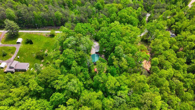 birds eye view of property featuring a forest view