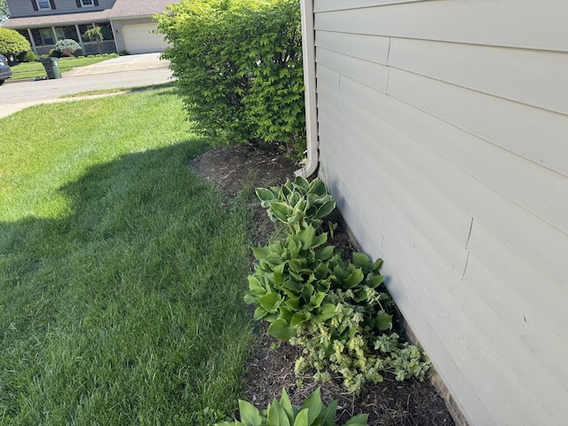 view of yard featuring driveway