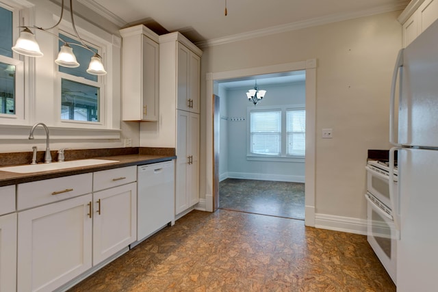 kitchen featuring crown molding, dark countertops, a sink, a chandelier, and white appliances