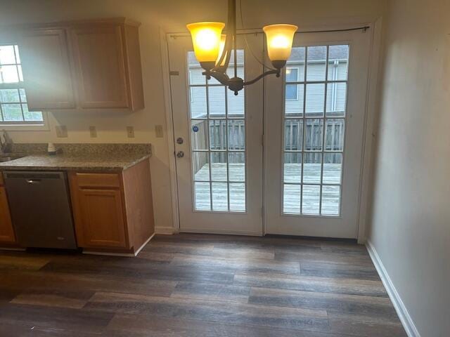 entryway featuring baseboards, a chandelier, and dark wood-style floors