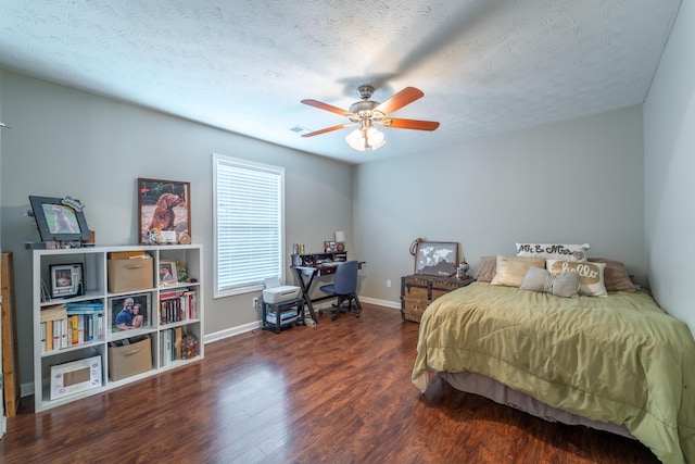 605 Coleman Dr, Berea, KY 40403 - bedroom featuring wood finished floors, a textured ceiling, visible vents, ceiling fan, and baseboards
