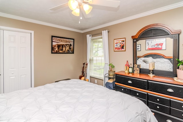 bedroom featuring crown molding, ceiling fan, and a closet