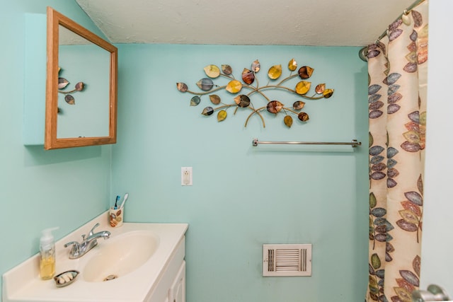 full bath with visible vents, curtained shower, and vanity