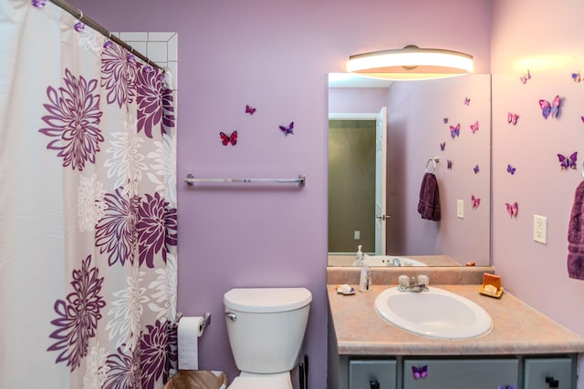 full bathroom featuring vanity, toilet, and a shower with curtain