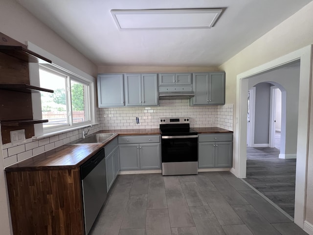 422 Wilderness Rd, Middlesboro, KY 40965 - kitchen with stainless steel appliances, a sink, gray cabinets, and arched walkways