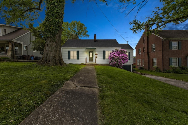 view of front of home featuring a front yard