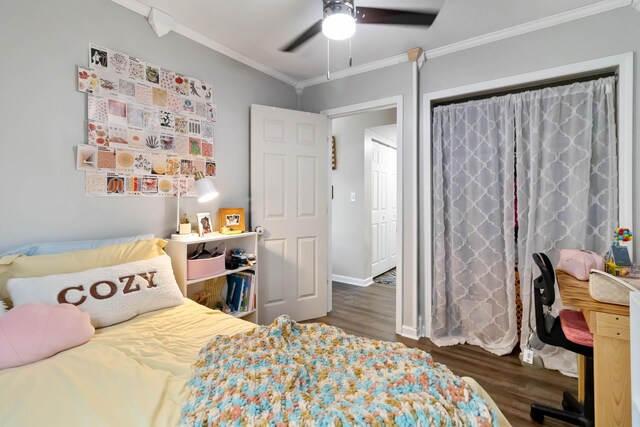 bedroom featuring wood finished floors, ornamental molding, baseboards, and a ceiling fan