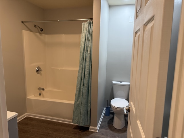 full bath featuring vanity, shower / tub combo with curtain, wood finished floors, toilet, and baseboards