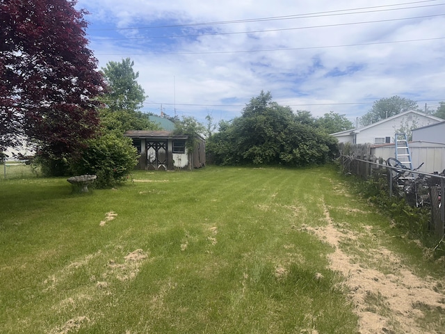 view of yard featuring a storage unit and an outdoor structure