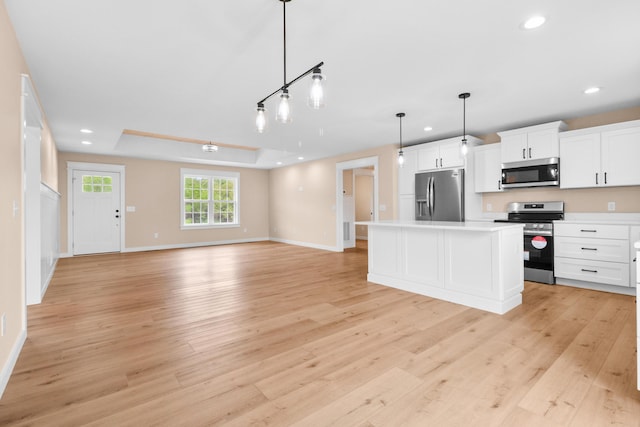 kitchen with stainless steel appliances, recessed lighting, a kitchen island, light wood finished floors, and light countertops
