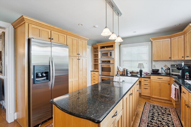view of indoor wet bar