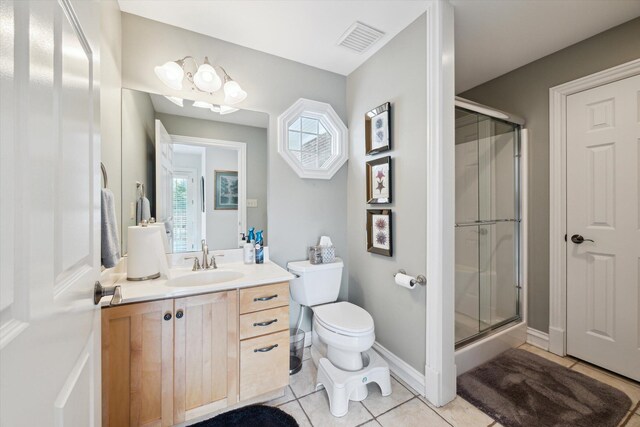 kitchen with a sink, a kitchen breakfast bar, brown cabinetry, light wood-style flooring, and crown molding
