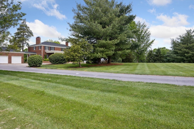 view of grassy yard featuring a garage