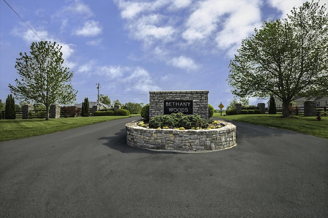 community / neighborhood sign featuring a lawn
