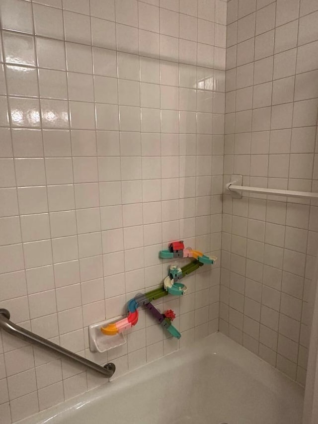 225 Mt Sterling Ave, Flemingsburg, KY 41041 - bathroom featuring a washtub