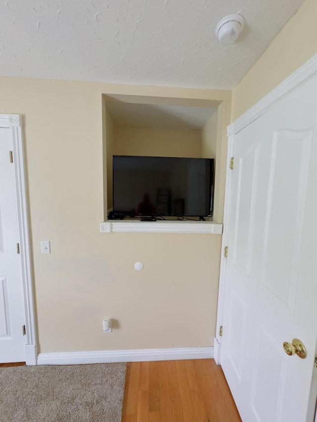 100 Dillon Ct, Berea, KY 40403 - details featuring a textured ceiling, baseboards, and wood finished floors