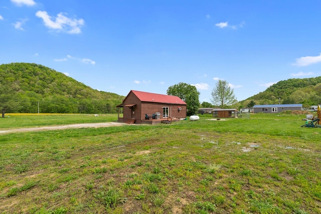 view of yard featuring a view of trees and a mountain view