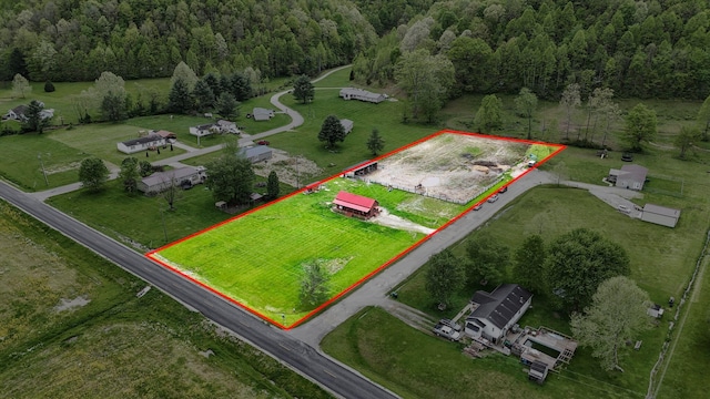 birds eye view of property featuring a forest view