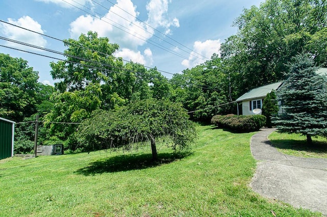 2000 Bald Knob Rd, Frankfort, KY 40601 - view of grassy yard featuring an outbuilding