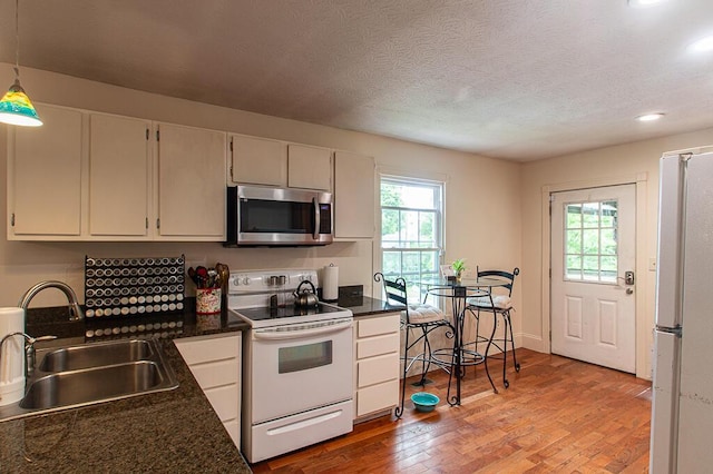 121 Meredith Ave, Frankfort, KY 40601 - kitchen featuring white appliances, a sink, dark countertops, plenty of natural light, and recessed lighting