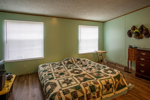 787 Wise Owl Rd, Keavy, KY 40737 - bedroom with a decorative wall, a textured ceiling, wood finished floors, and ornamental molding