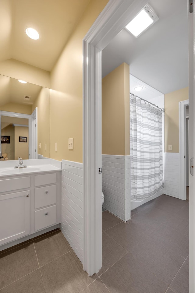 1775 Mooreland Dr, Lexington, KY 40502 - full bath featuring tile walls, toilet, tile patterned flooring, wainscoting, and vanity