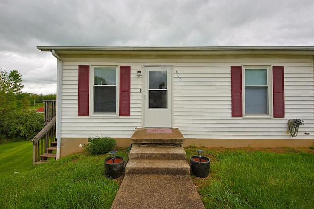view of front of property featuring a front lawn