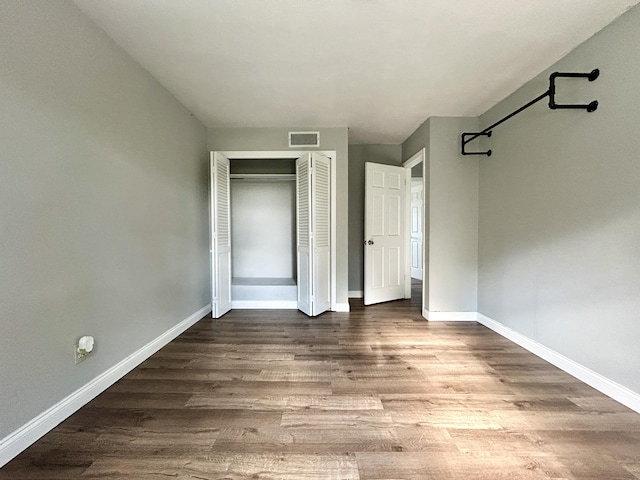 500 Meadowlark Dr, Somerset, KY 42503 - unfurnished bedroom featuring a closet, visible vents, baseboards, and dark wood-style floors