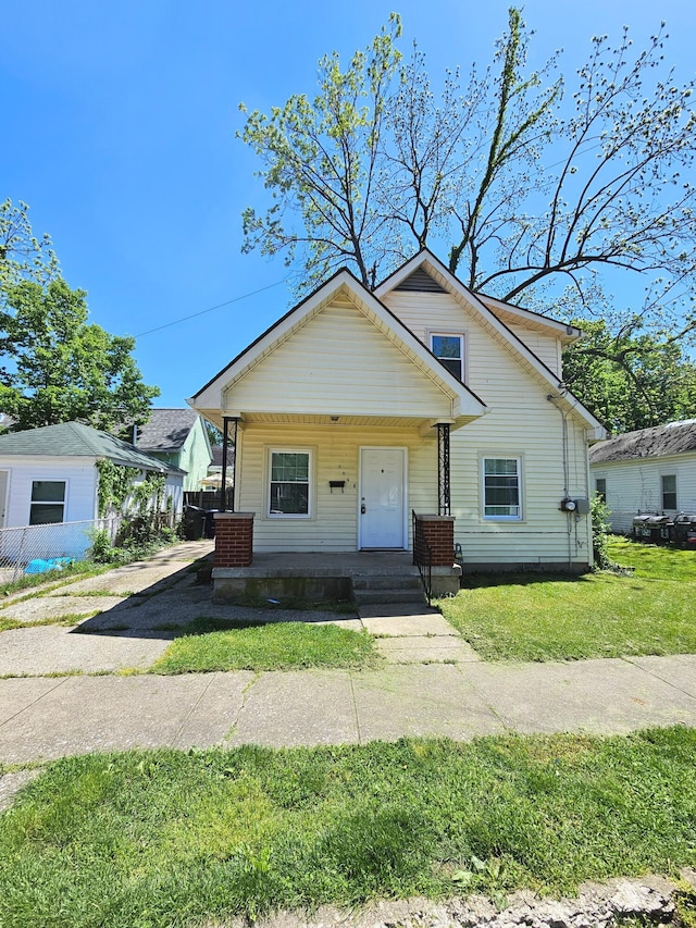 564 Ohio St, Lexington, KY 40508 - view of front of property featuring covered porch and a front lawn