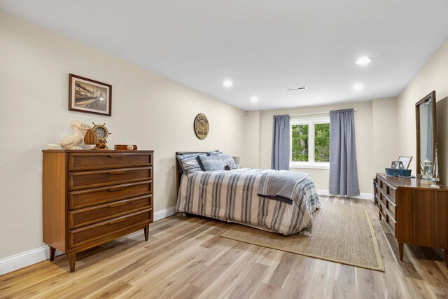 1117 Cliffs Edge Rd, East Bernstadt, KY 40729 - bedroom with light wood-type flooring, baseboards, and recessed lighting