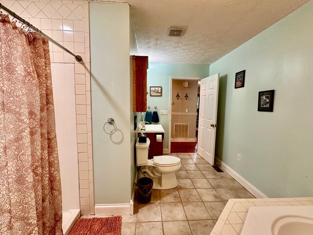 315 Sukey Hollow Rd, Williamsburg, KY 40769 - full bathroom featuring a shower with curtain, toilet, tile patterned flooring, baseboards, and a textured ceiling
