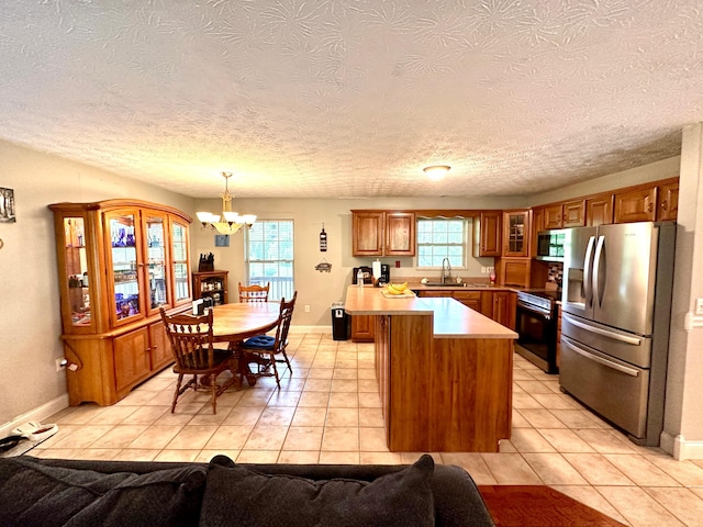 315 Sukey Hollow Rd, Williamsburg, KY 40769 - kitchen with stainless steel appliances, a sink, a chandelier, open floor plan, and a textured ceiling