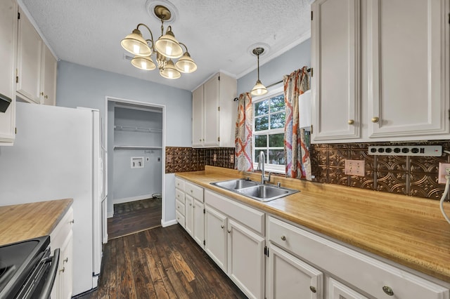 324 Circle Dr, Morehead, KY 40351 - kitchen featuring a sink, tasteful backsplash, white cabinets, a chandelier, and a textured ceiling