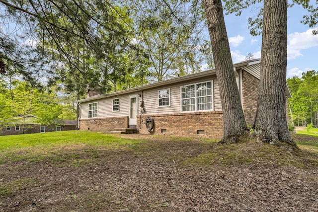 324 Circle Dr, Morehead, KY 40351 - single story home featuring brick siding, entry steps, crawl space, and a chimney
