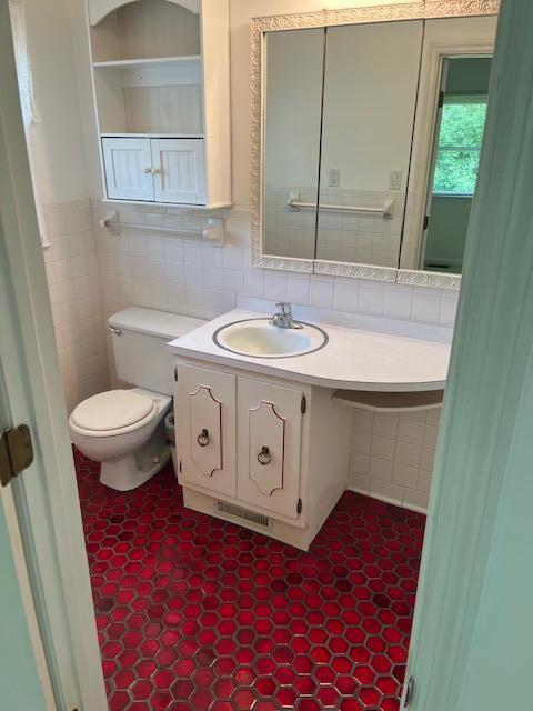 1819 N 27th Hwy, Cynthiana, KY 41031 - half bath featuring tile walls, toilet, and vanity