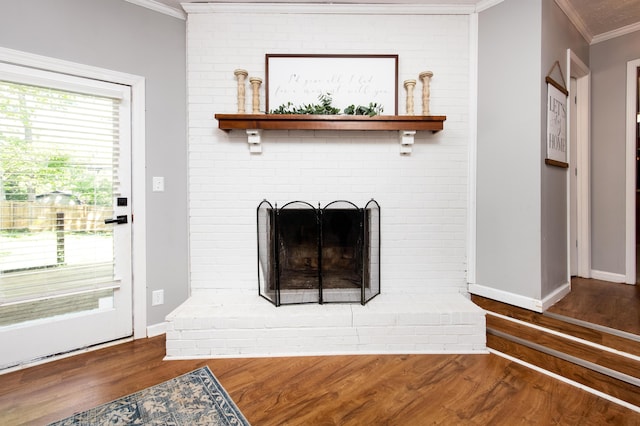 3476 Grasmere Dr, Lexington, KY 40503 - detailed view of ornamental molding, wood finished floors, a fireplace, and baseboards