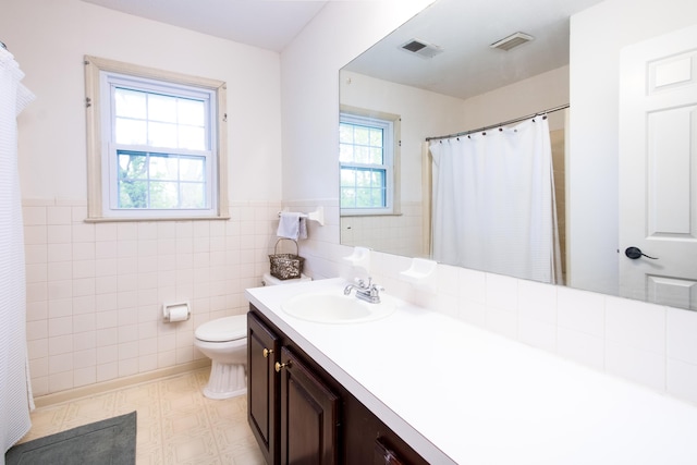3476 Grasmere Dr, Lexington, KY 40503 - full bath with toilet, tile walls, a wainscoted wall, vanity, and curtained shower