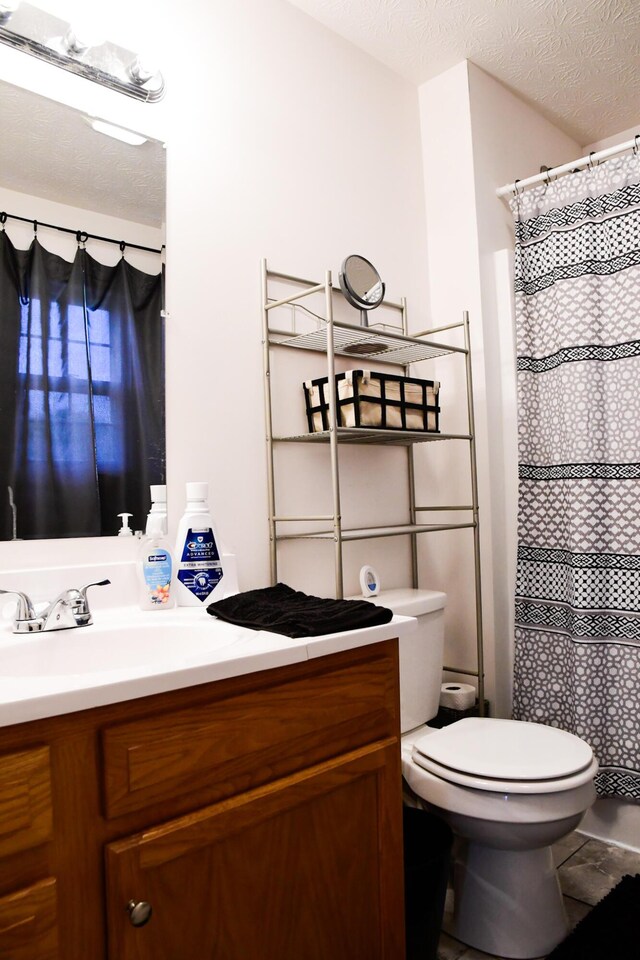 full bath with toilet, vanity, and a shower with curtain