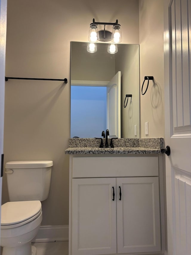 875 Ridgeview Dr, Frankfort, KY 40601 - half bath featuring baseboards, toilet, and vanity