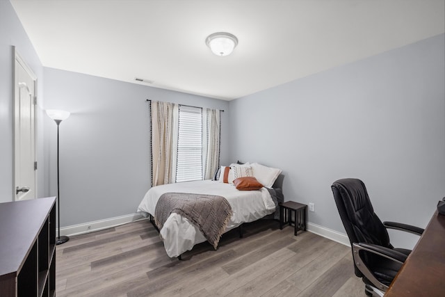 157 Cross Park Dr, Georgetown, KY 40324 - bedroom featuring light wood-style floors, an office area, and baseboards
