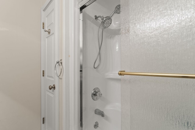full bathroom featuring washtub / shower combination