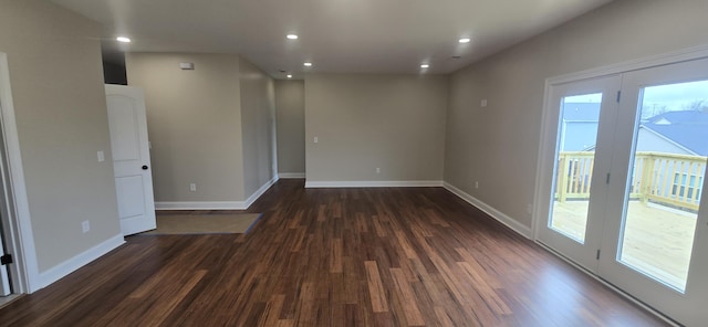empty room featuring plenty of natural light, dark wood-style flooring, recessed lighting, and baseboards